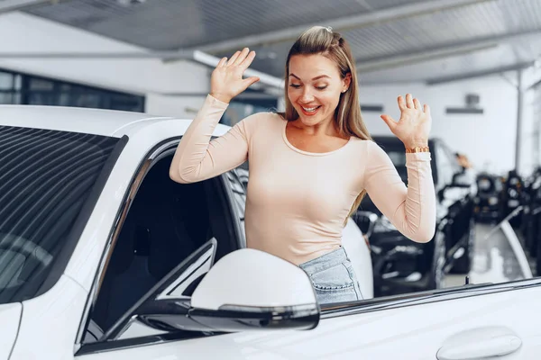 Junge attraktive Kaukasierin sitzt in ihrem neu gekauften Auto — Stockfoto