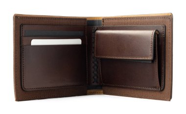 Kahverengi parlak cüzdan beyaz arka planda izole