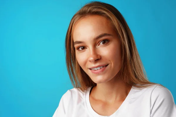 Retrato de una joven hermosa mujer feliz sonriendo — Foto de Stock