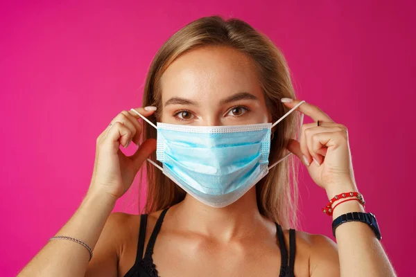 Молодая красивая случайная женщина в защитной медицинской маске — стоковое фото