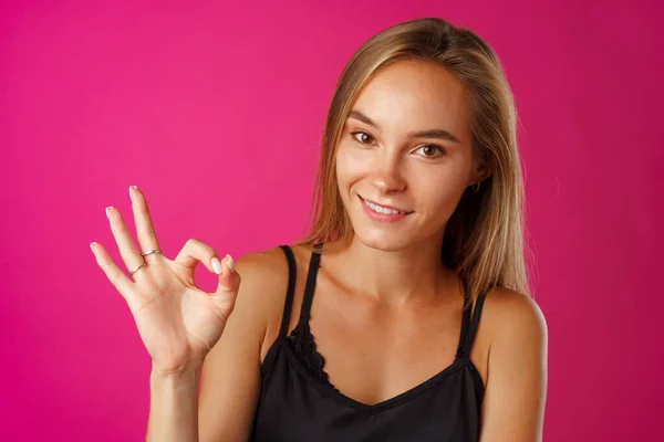 Porträt einer fröhlichen jungen Frau mit OK-Zeichen — Stockfoto