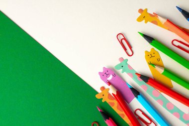 Yeşil ve beyaz kağıt arkaplan görünümlü renkli kalemler