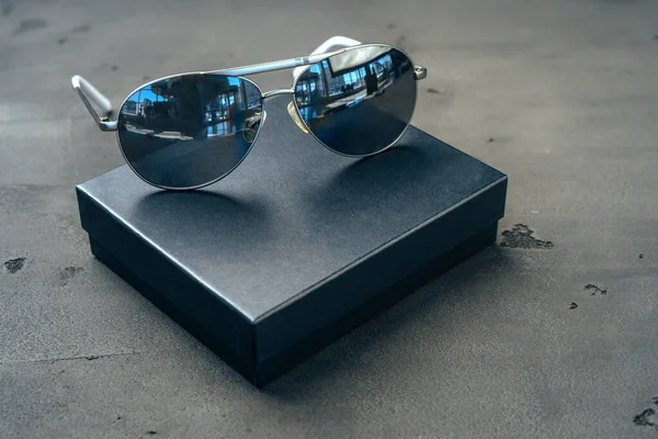 Nuevas gafas aviador oscuras sobre fondo de hormigón gris —  Fotos de Stock