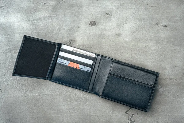 Billetera de cuero negro sobre fondo de hormigón gris — Foto de Stock