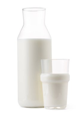 Cam şişe ve taze süt izole edilmiş.