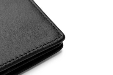 Siyah deri erkek çantası beyaz arka planda izole edilmiş.