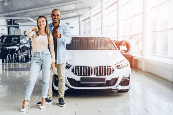 Щаслива збуджена пара купує нову машину і показує ключі — стокове фото
