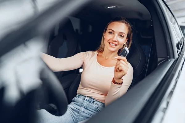 Junge attraktive Kaukasierin sitzt in ihrem neu gekauften Auto — Stockfoto