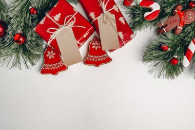 Noel arkaplanı hediyeler, kozalaklı dallar ve zencefilli kurabiye.