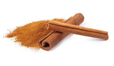 Tarçın çubukları beyaz arka planda izole edilmiş. Yüksek kalite fotoğraf