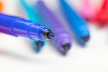 Beyaz arka planda izole edilmiş renkli işaretler. Yüksek kalite fotoğraf