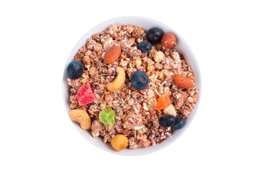 Beyaz arka planda bir kase granola kahvaltısı.