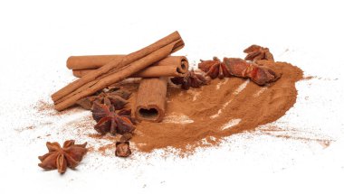 Tarçın çubukları beyaz arka planda izole edilmiş. Yüksek kalite fotoğraf