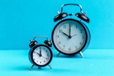 Renkli siyah alarmlı saat. Yüksek kalite fotoğraf