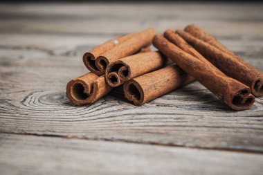 Ahşap arka planda tarçın çubukları. Yüksek kalite fotoğraf