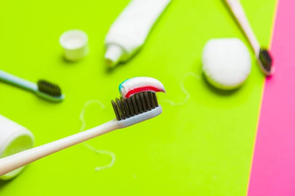 El cuidado de los dientes, concepto dental sobre fondo de color —  Fotos de Stock