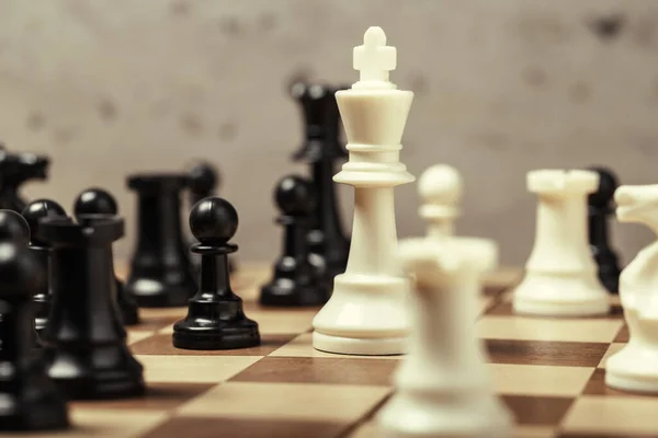 Figury szachowe na planszy w rozmytym, selektywnym ujęciu — Zdjęcie stockowe