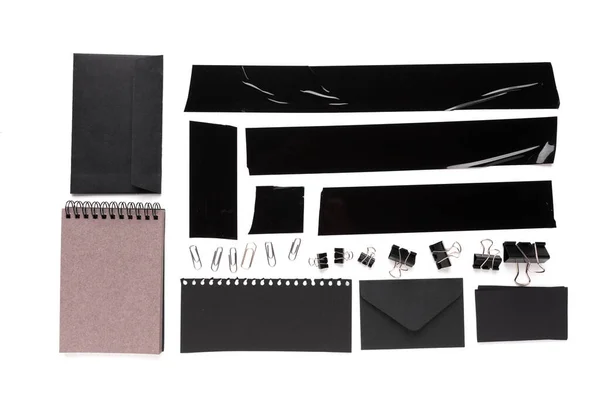 Una colección de piezas de cinta eléctrica negra usada con herramientas de papelería para su diseño — Foto de Stock