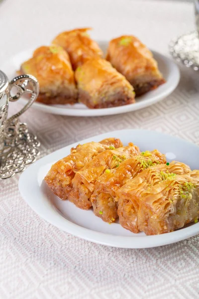 Un pezzo di baklawa su un piatto su un tavolo, vista dall'alto, baklava, festa trattare ramadan dessert tradizionale — Foto Stock