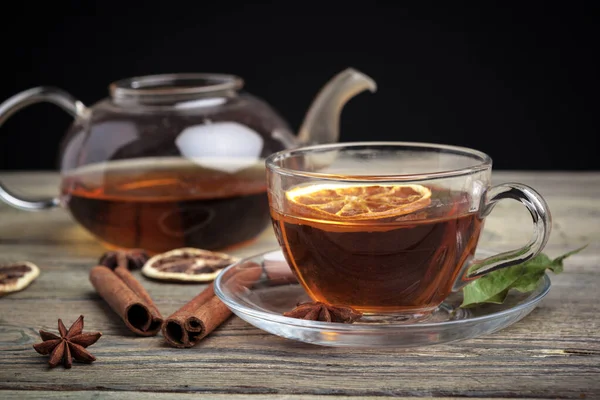 Chá de canela quente aromático na mesa de madeira. Foto de alta qualidade — Fotografia de Stock