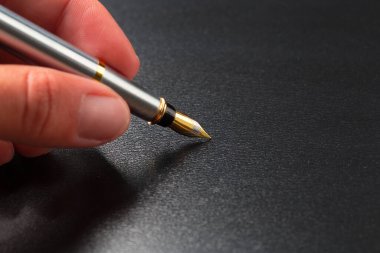 Dolma kalemi tutan el. Yüksek kalite fotoğraf