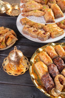 Fıstıklı baklava. Koyu renk ahşap arka planda geleneksel Türk zevki