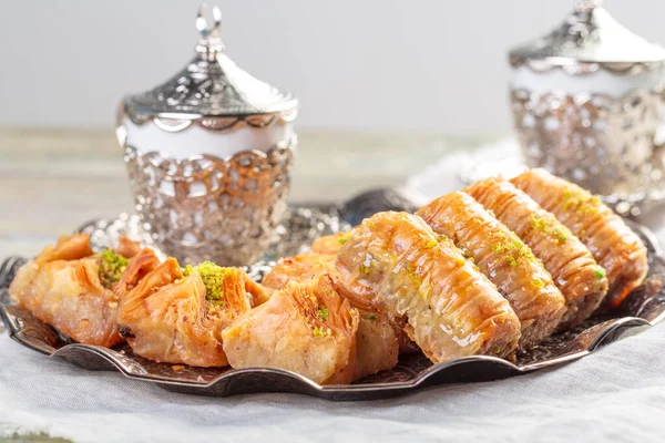 Fond avec assortiment de desserts orientaux traditionnels. Différents bonbons arabes — Photo