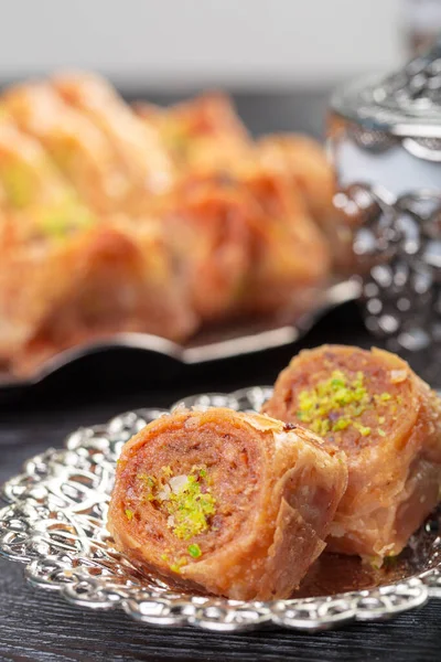 Турецкий арабский десерт пахлава с медом и орехами на серебряной тарелке. Высокое качество фото — стоковое фото