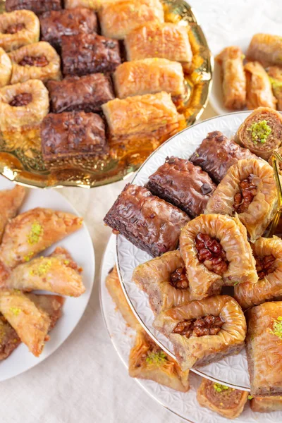 Postre árabe oriental tradicional Baklava con miel turca y nueces, enfoque selectivo. Copiar espacio — Foto de Stock