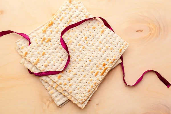 Pain plat matzo pour les fêtes juives sur la table — Photo
