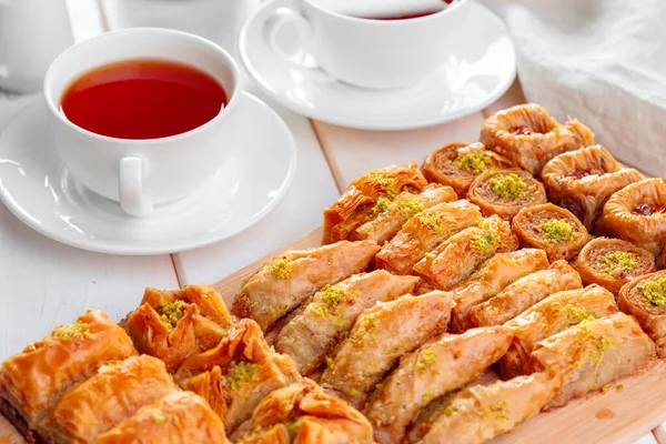 Baklava traditionnel sur table en bois. Photo de haute qualité — Photo