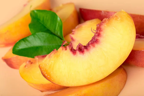 Fatia de fruta de pêssego madura. Foto de alta qualidade — Fotografia de Stock