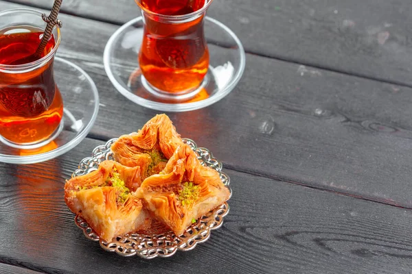 Baklava tradicional na mesa de madeira. Foto de alta qualidade — Fotografia de Stock