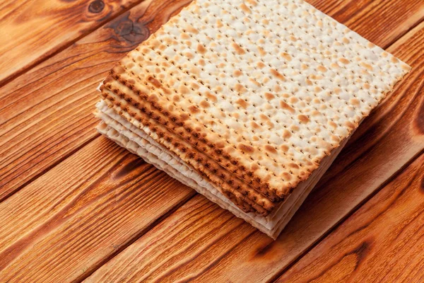 Matzo flatbread na żydowskie święto na stole — Zdjęcie stockowe