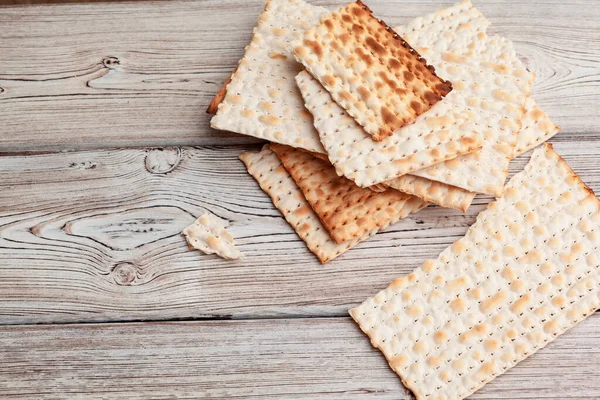 Matzo tunnbröd för judiska högtidsfirande på bordet — Stockfoto