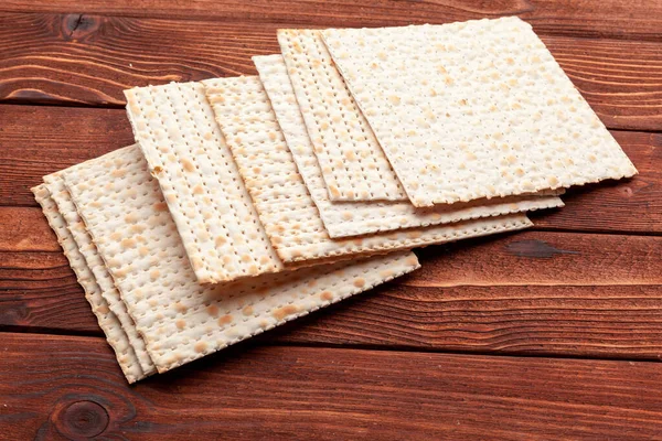 Matzo flatbread for Jewish high holiday celebrations on the table — Stock Photo, Image
