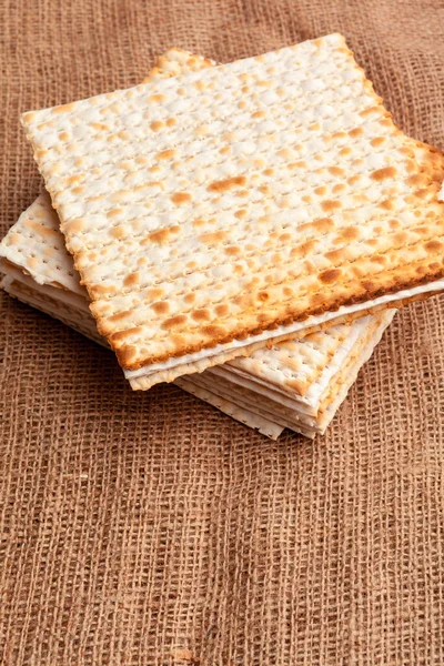 Matzo flatbread for Jewish high holiday celebrations on the table — Stock Photo, Image