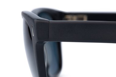 Beyaz arkaplanda izole edilmiş şık güneş gözlükleri, kapat