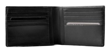 Siyah deri erkek çantası beyaz arka planda izole edilmiş.