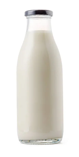 Закрытая стеклянная бутылка молока на белом фоне — стоковое фото