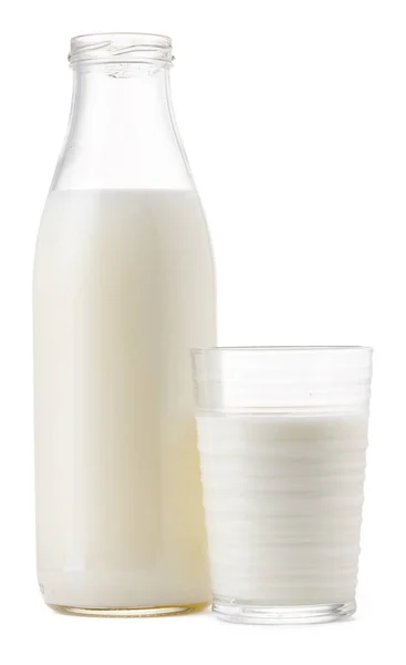 Γυάλινο κύπελλο και μπουκάλι φρέσκο γάλα απομονωμένο — Φωτογραφία Αρχείου