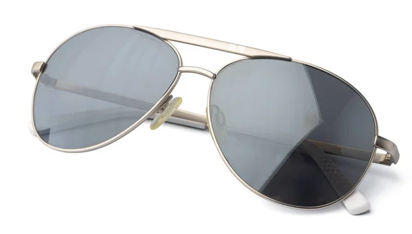 Beyaz arkaplanda izole edilmiş şık güneş gözlükleri, kapat — Stok fotoğraf
