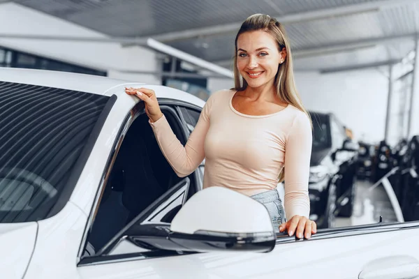 Молода приваблива біла жінка сидить у своїй нещодавно купленій машині — стокове фото