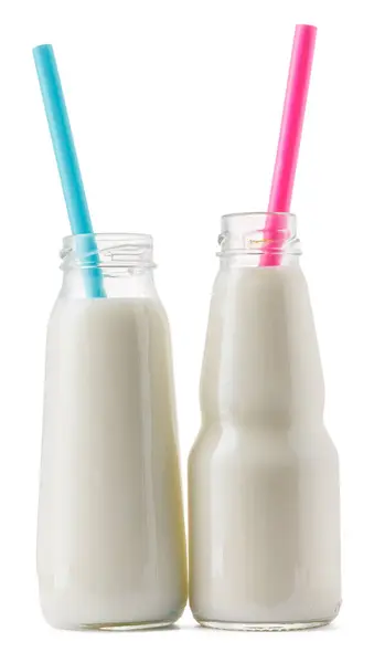 Стеклянная чашка молока с соломой, изолированной на белом — стоковое фото