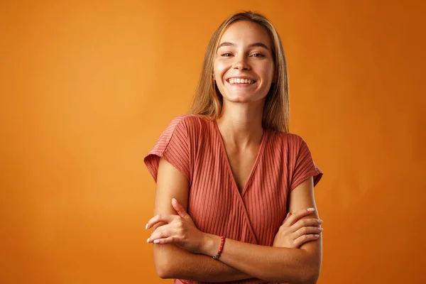 Retrato de una joven hermosa mujer feliz sonriendo —  Fotos de Stock