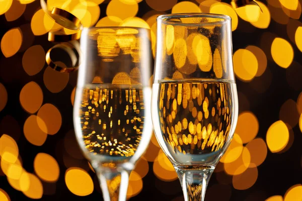 Due bicchieri di Champagne contro bokeh luci di sfondo — Foto Stock