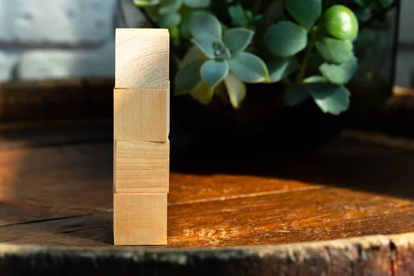 Blocos quadrados de madeira agrupados em mesa de madeira escura — Fotografia de Stock