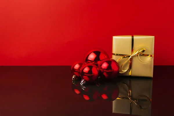 Фон з купою червоних блискучих різдвяних суконь — стокове фото