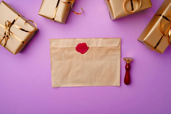 Composição Flatlay com lista de Papai Noel e caixas de presente embrulhadas em fundo roxo — Fotografia de Stock