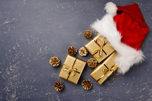 Kerstmuts en gewikkelde geschenkdozen bovenaanzicht — Stockfoto